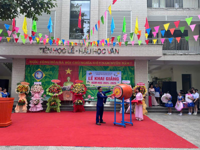 Thầy Lê Đình Sơn - Bí thư Chi bộ, Hiệu trưởng đánh hồi trống khai giảng năm học 2024-2025